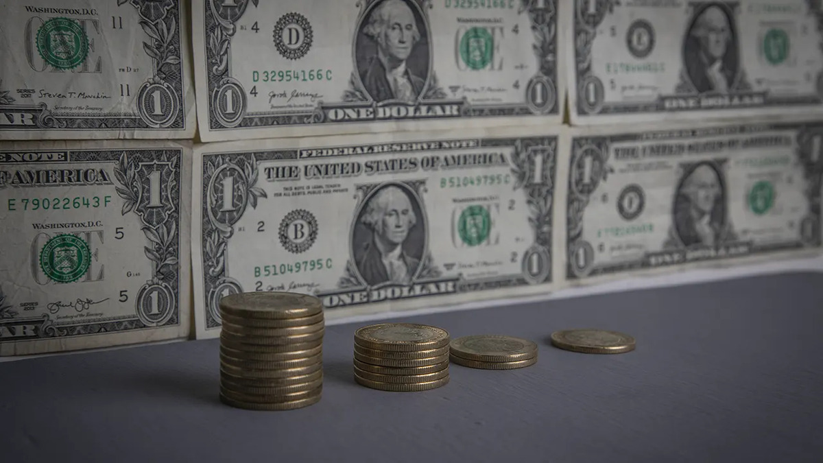 Peso mexicano gana 0.09% y dólar cierra en 16.94 unidades
