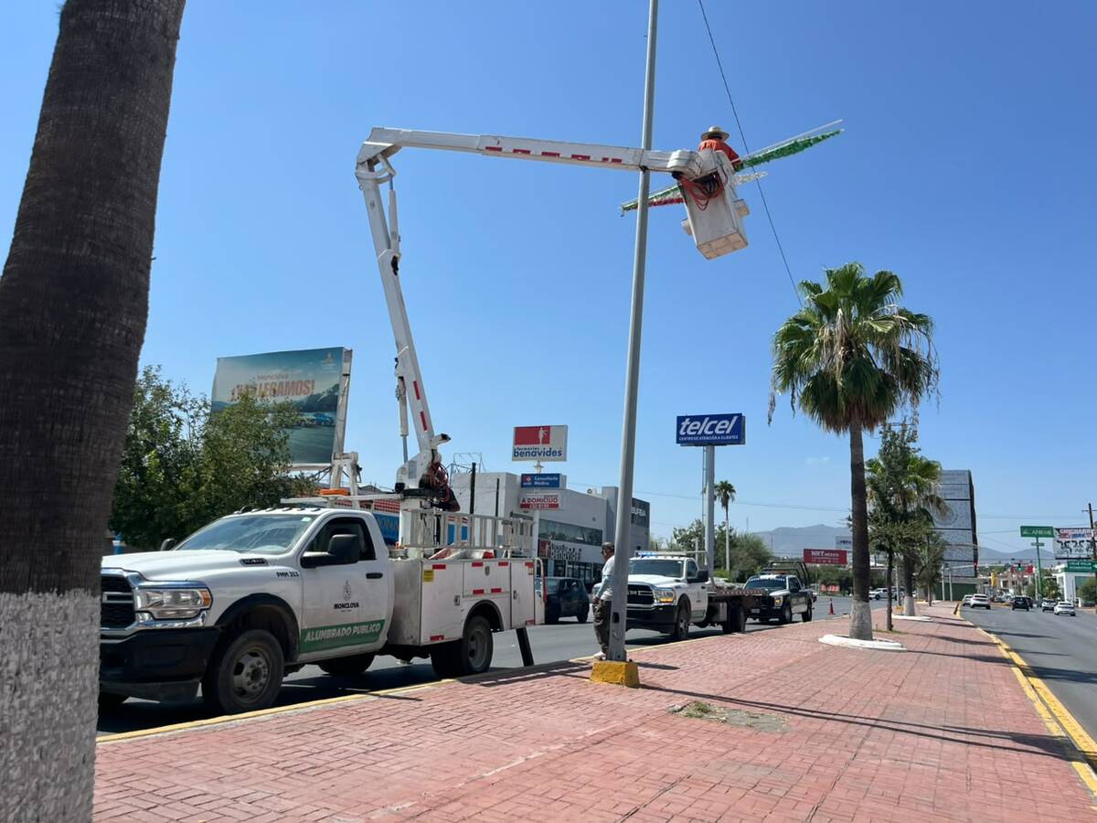 Instalan decoración patria en avenidas principales de Monclova