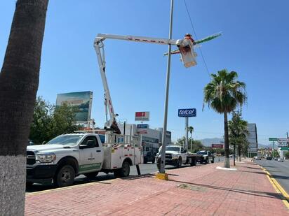 Cuadrillas iniciaron la colocación de adornos alusivos al mes patrio.  Personal de Alumbrado Público comenzó con los trabajos de instalación