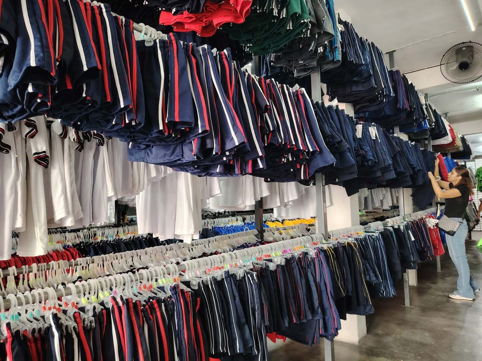 Uniformes escolares cubren demanda ante regreso a clases en Sabinas