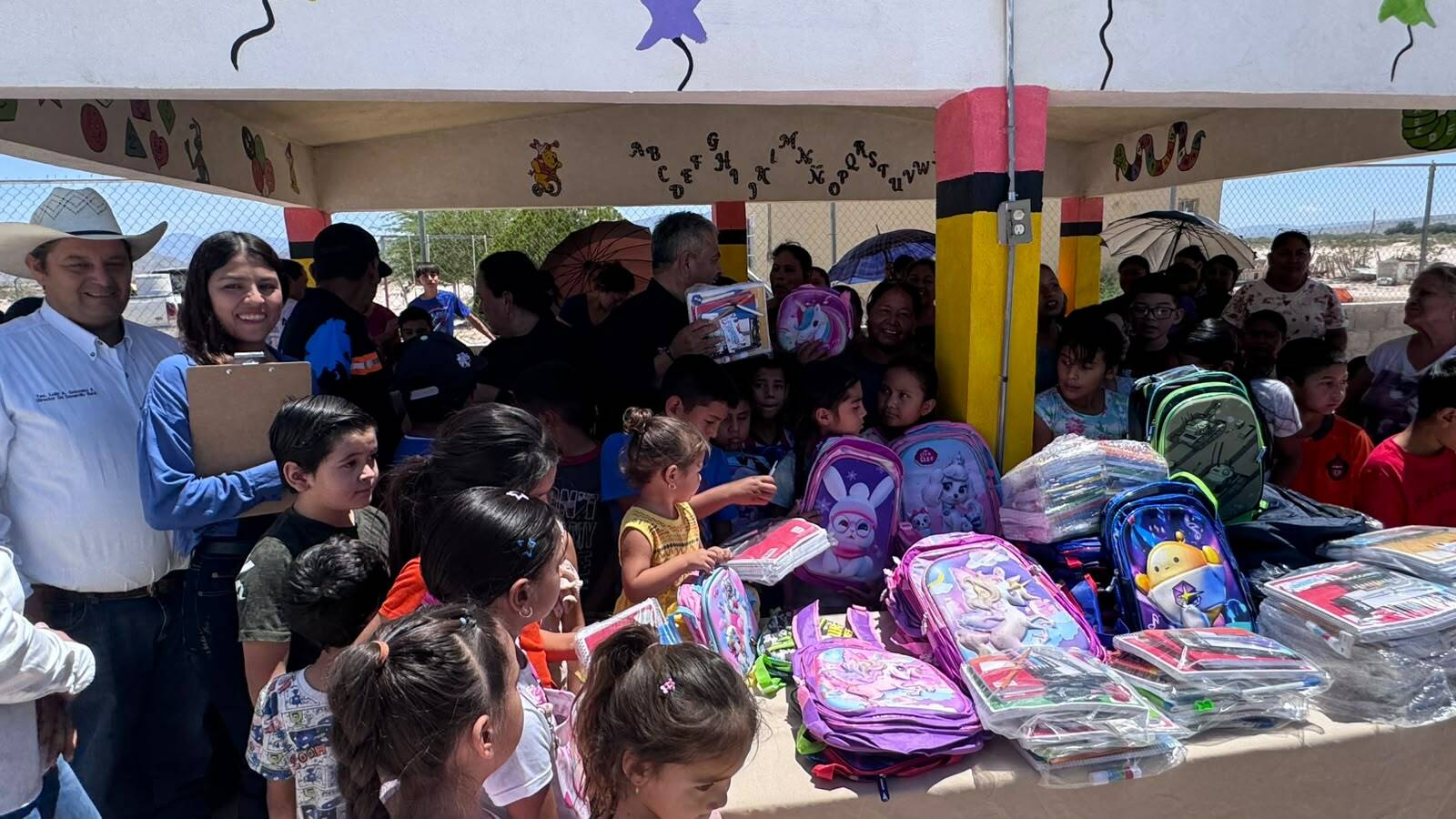 Fortalece Víctor Leija y Fundación LM educación en comunidades rurales con entrega de útiles escolares