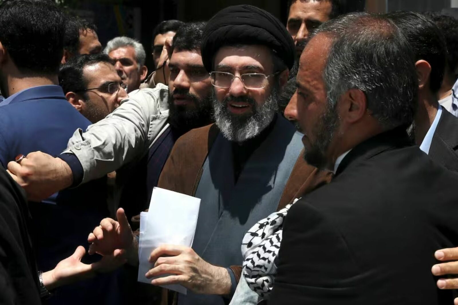 Trump afirma que Mojtaba Jamenei sigue vivo pese a permanecer fuera de público