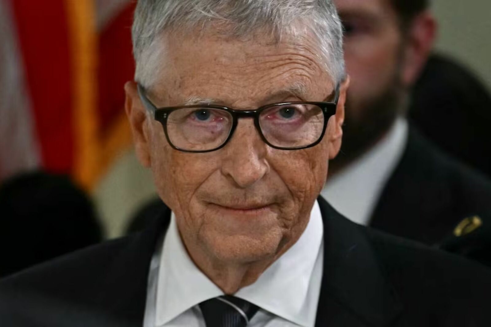 Bill Gates advierte sobre riesgos de la IA para empleos y relaciones humanas