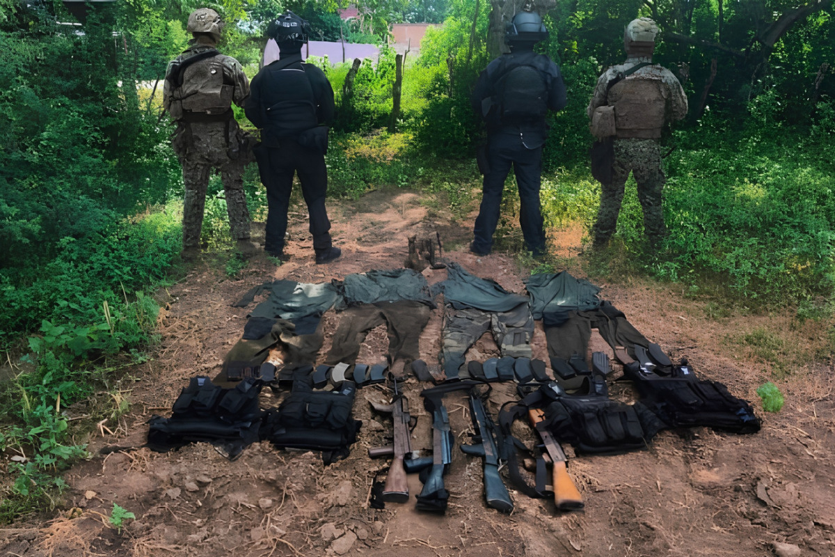 Encuentran campamento clandestino con armas y equipo táctico en Mazatlán