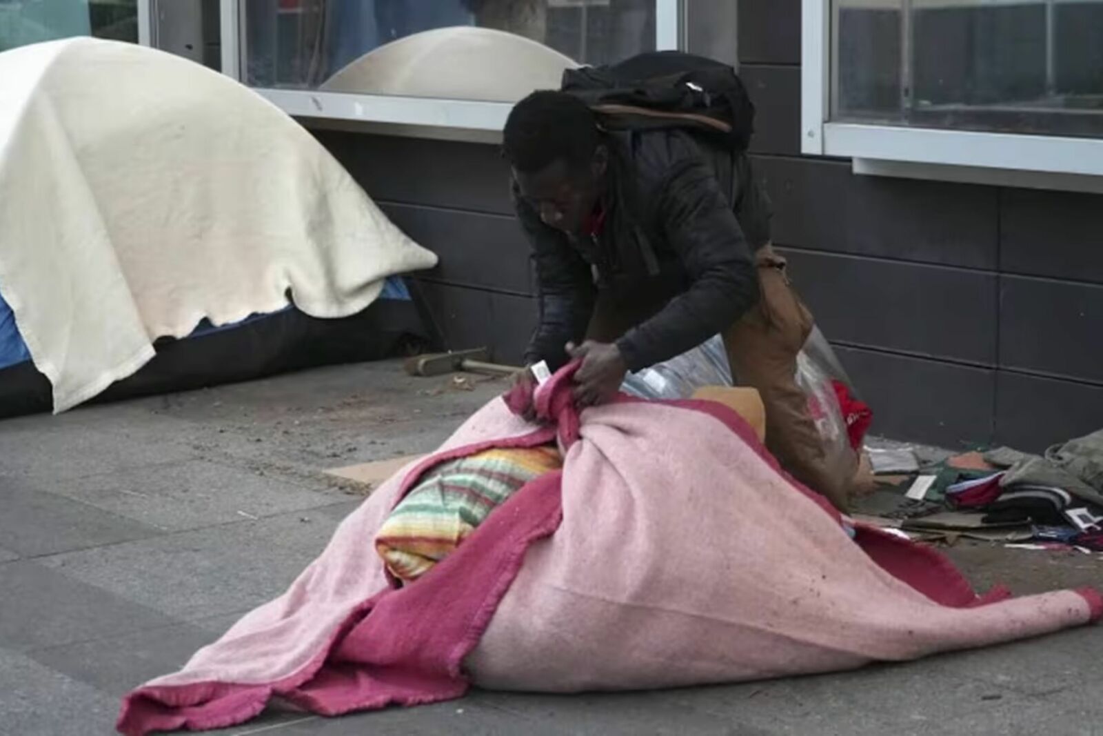 Localizan camión con 58 migrantes en París; investigan posible red clandestina