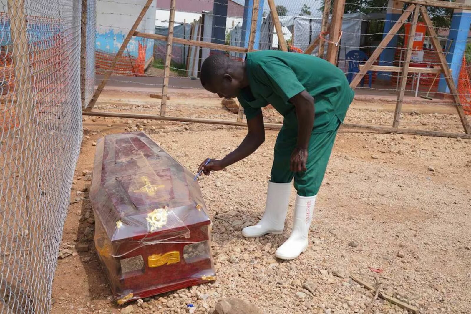 OMS declara fin del brote de ébola en Uganda; Congo suma 2 mil 715 muertes