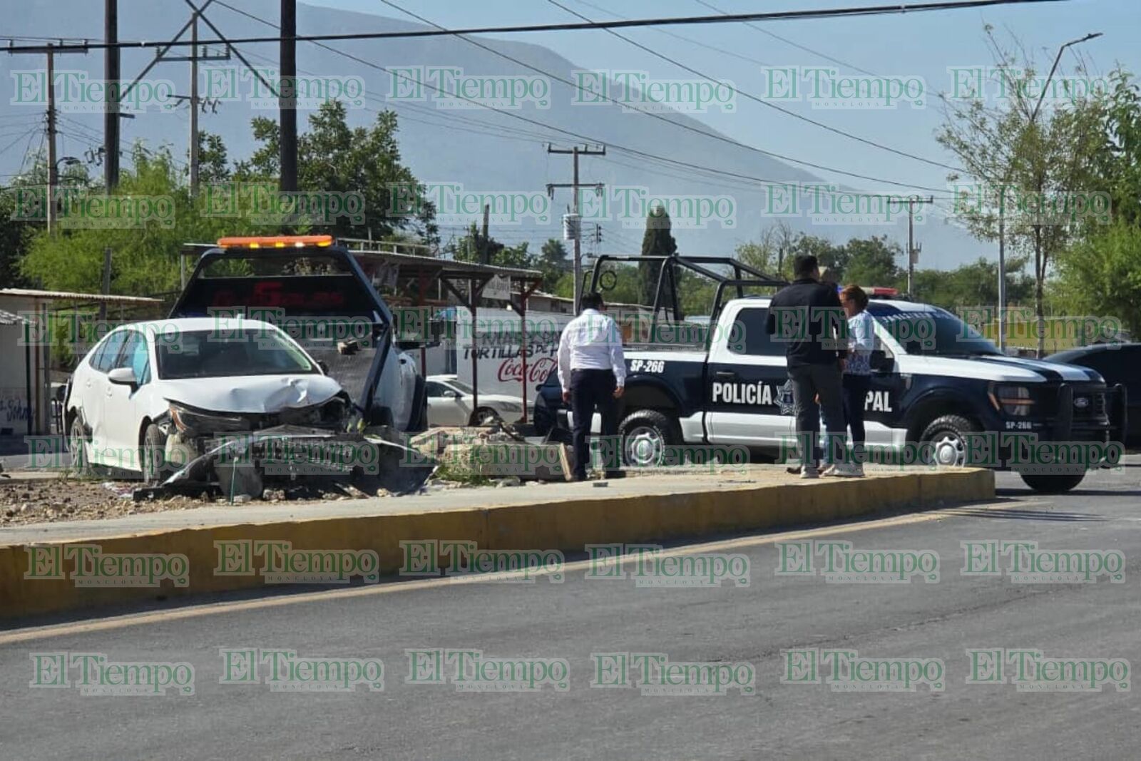Trabajador termina estrellado contra monumento tras fuerte choque en Las Torres