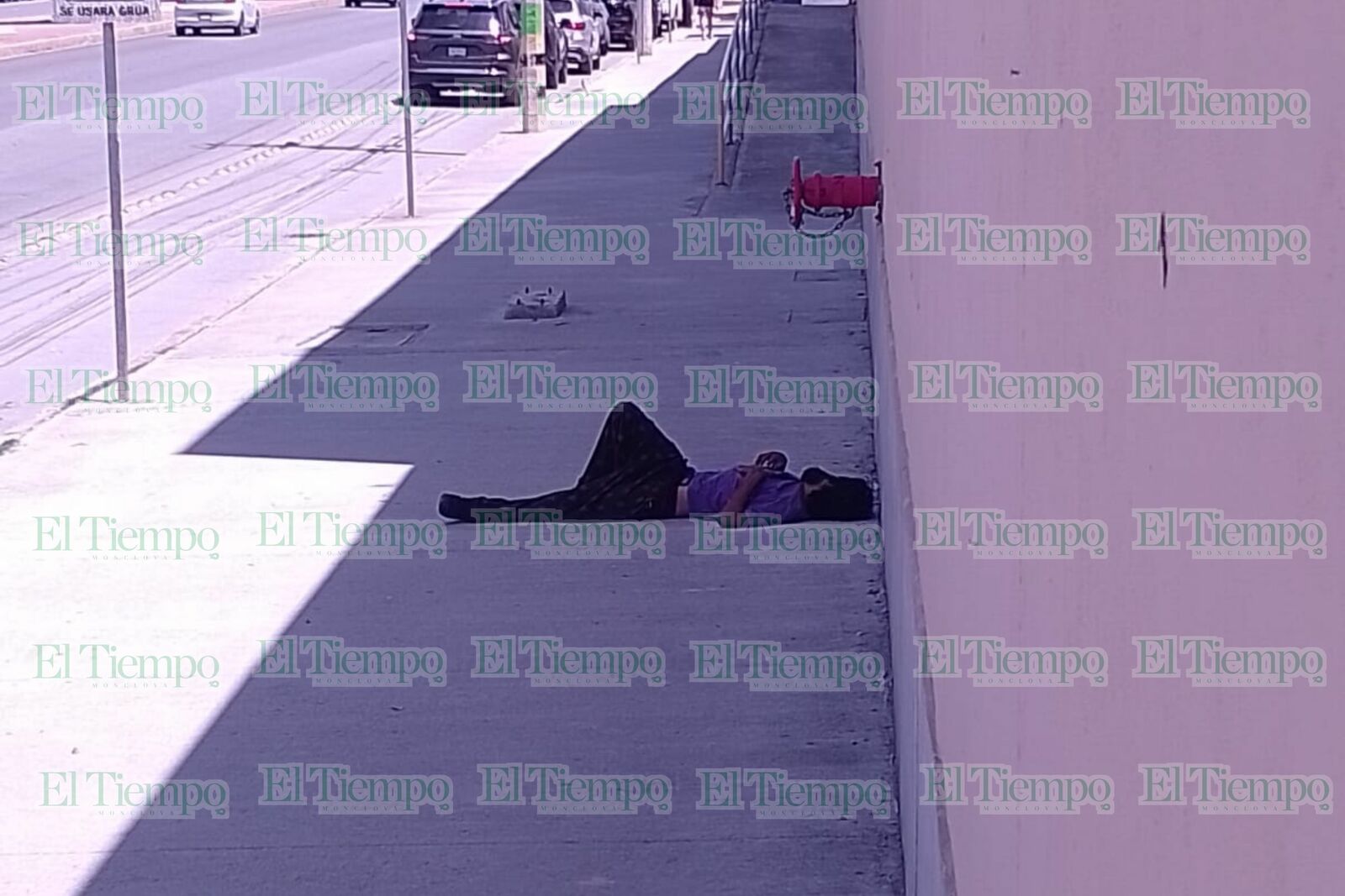 Policías terminan con el descanso de un hombre que dormía en plena banqueta