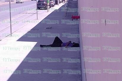 Policías terminan con el descanso de un hombre que dormía en plena banqueta