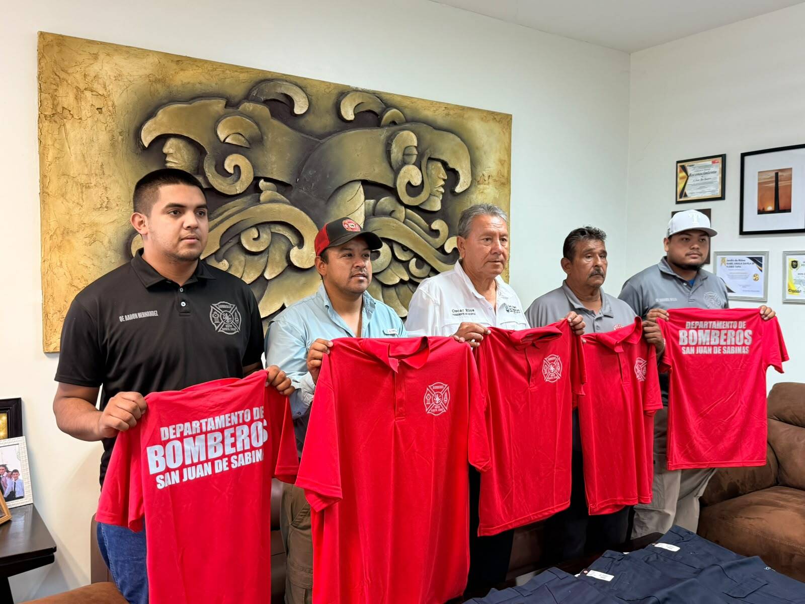 Óscar Ríos entrega uniformes a Bomberos de San Juan de Sabinas