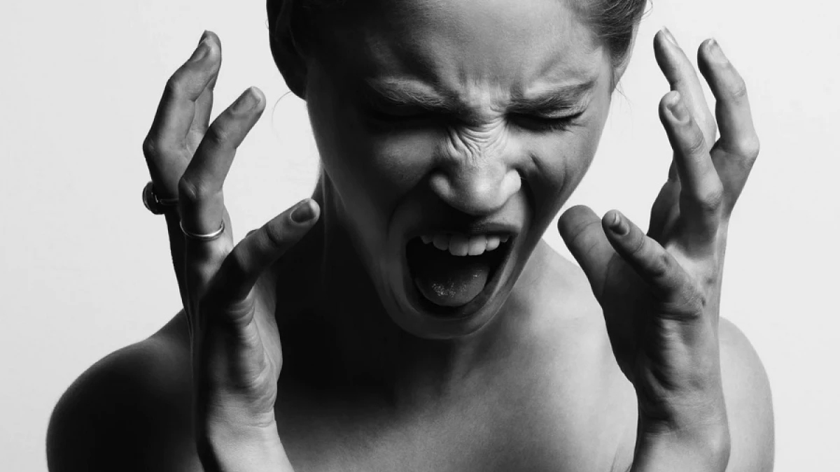 6 hábitos comunes que podrían estar alimentando tu ansiedad