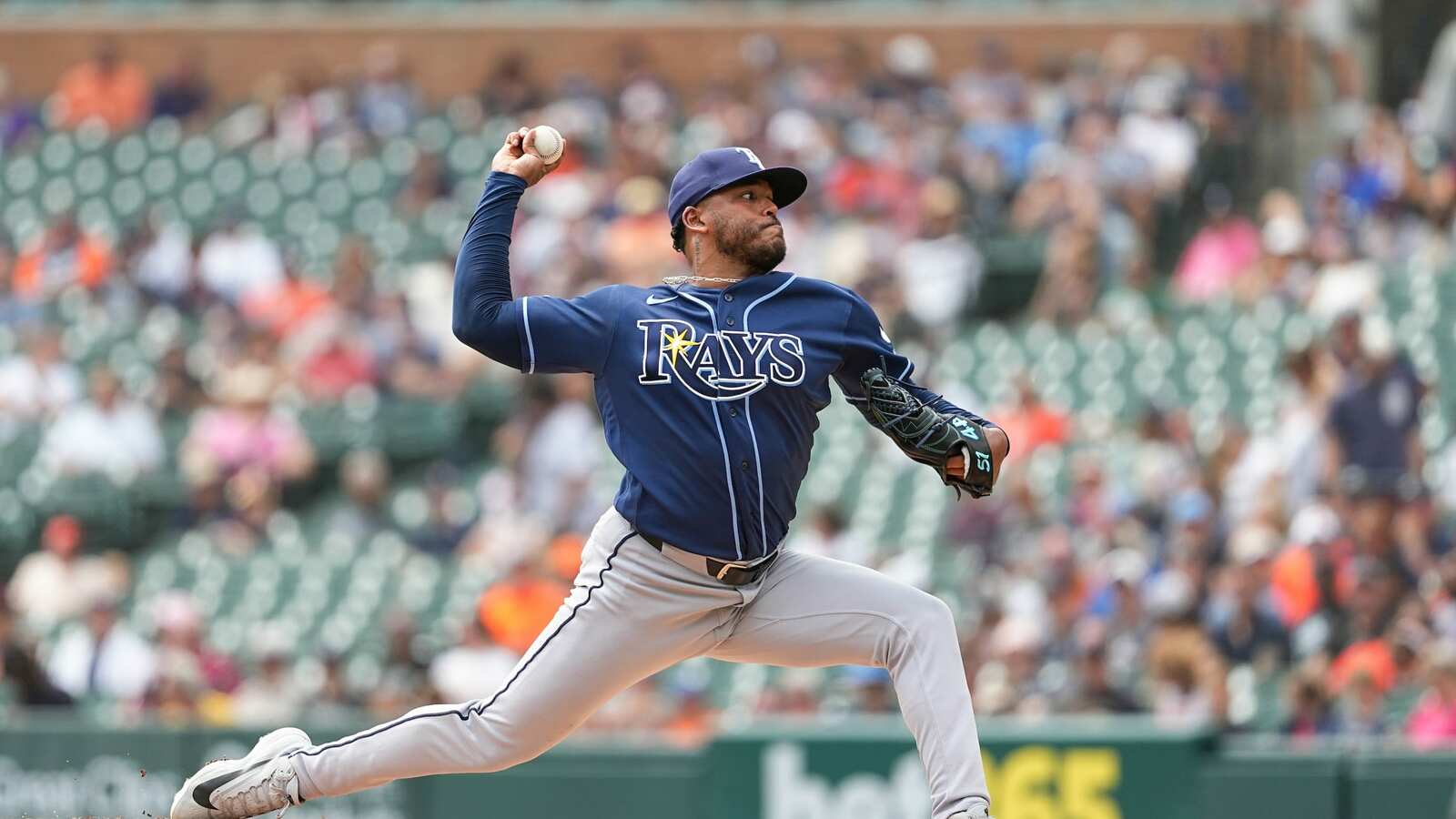 Freddy Peralta lanza seis entradas en blanco y Rays vencen 3-0 a Tigres