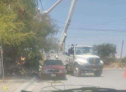 Vecinos de la colonia Calderón denunciaron que cuadrillas de la CFE acudieron durante la mañana para realizar trabajos de cambio de cableado, pero
