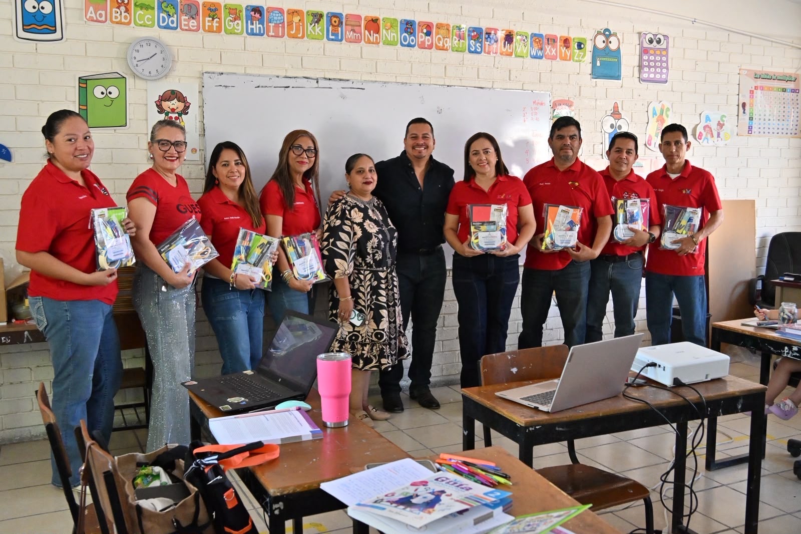Javier Flores visita a maestras y maestros en semana de planeaciones