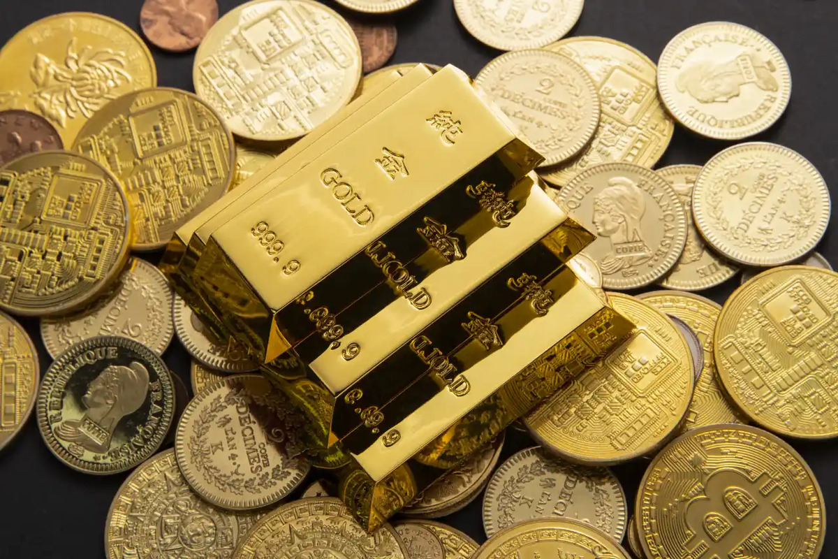 Oro cae 1.3% tras datos de inflación y apuestas de tasas en EU