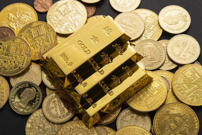 Oro cae 1.3% tras datos de inflación y apuestas de tasas en EU