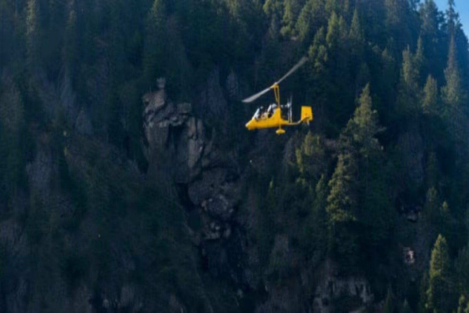 Video: Helicóptero choca contra cables de teleférico en Italia; mueren 2 personas