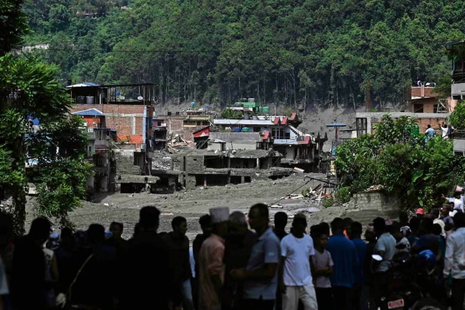 Sube a 359 la cifra de muertos por riada en Nepal; rescatan a 445 personas