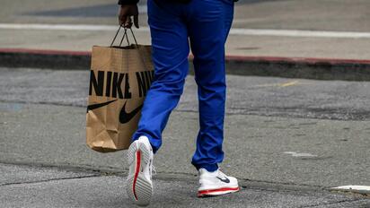 Nike enfrenta su peor año bursátil desde 1993 por caída de ventas