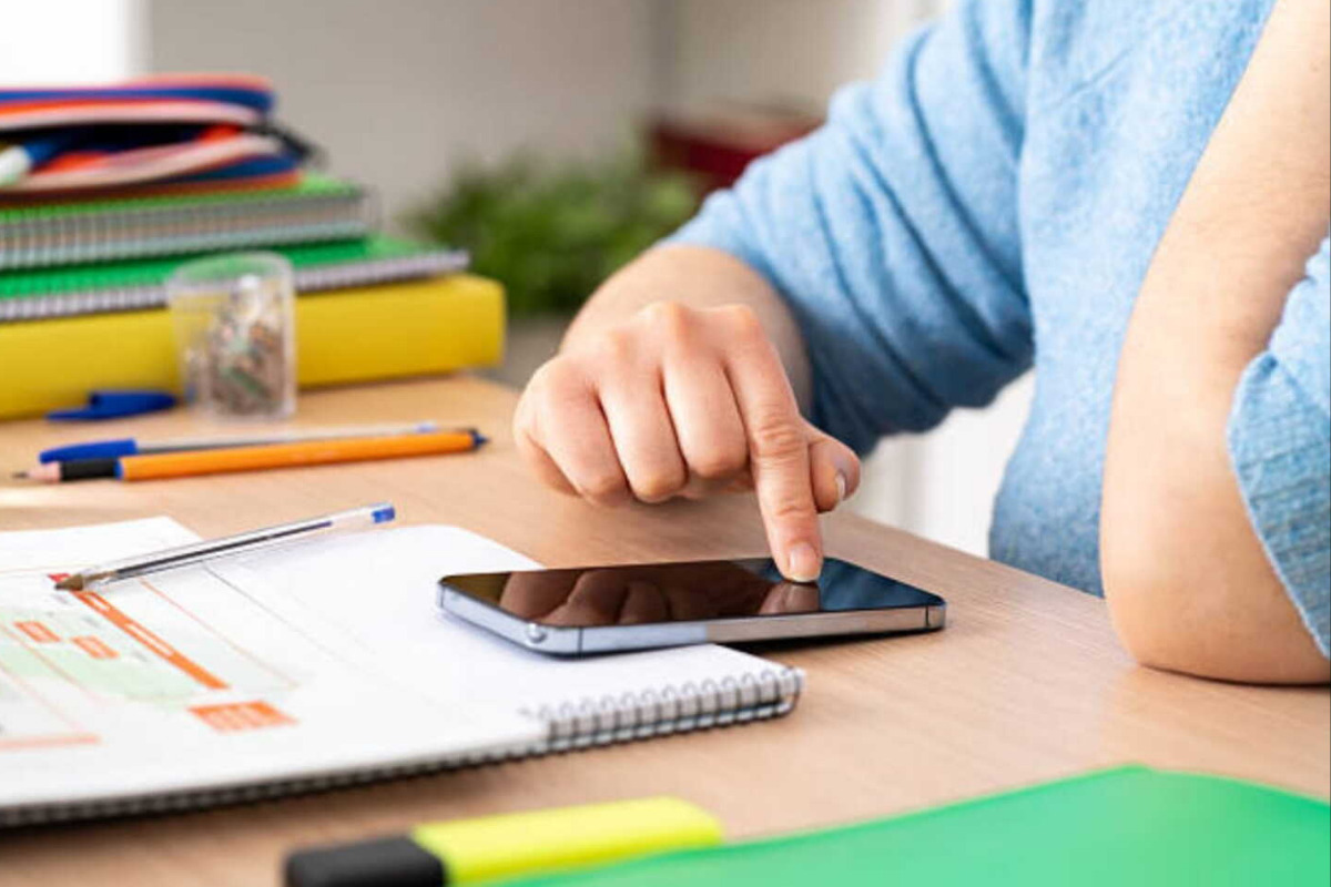 Test nacional de SEP abre debate sobre celulares en las aulas
