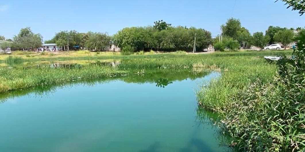 Drenaje colapsado continúa descargando aguas residuales y el bombeo actual no logra evitar que el líquido se acumule.