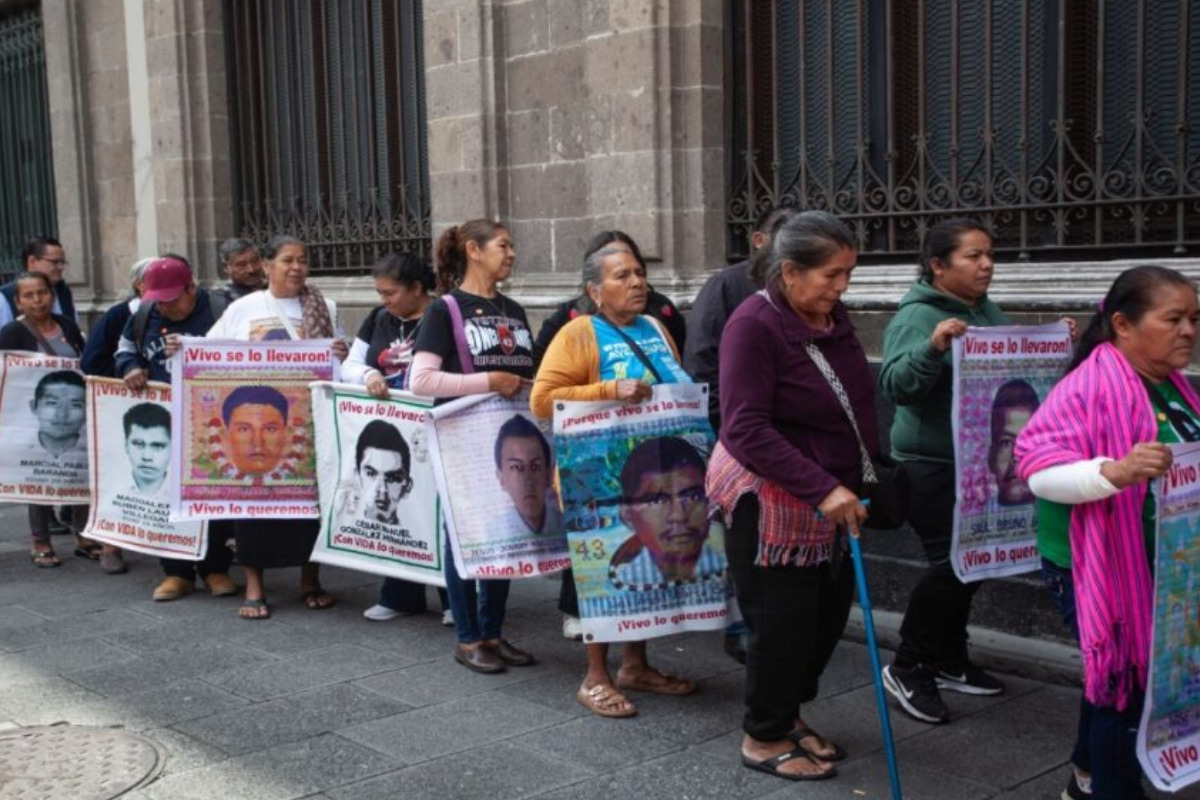 Familias de Ayotzinapa cuestionan avances antes de reunirse con Sheinbaum