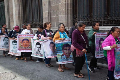 Familias de Ayotzinapa cuestionan avances antes de reunirse con Sheinbaum