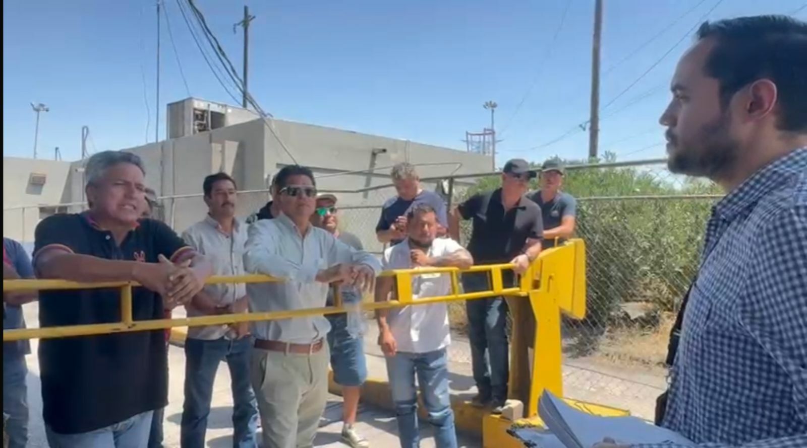 Intentan retirar montacargas de AHMSA con orden judicial; extrabajadores frenan diligencia