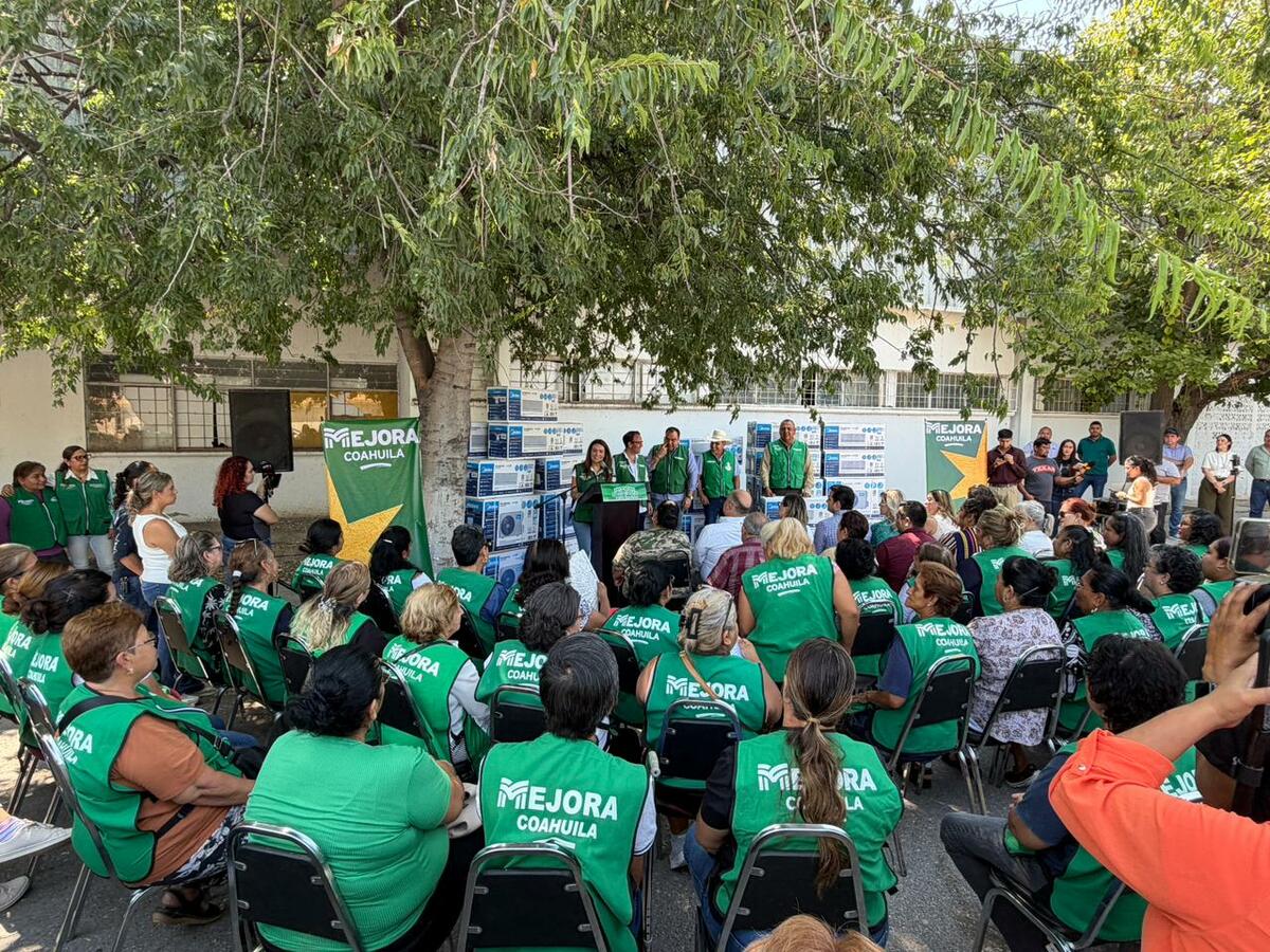 Entregan minisplit a bajo costo para familias de Sabinas mediante Mejora