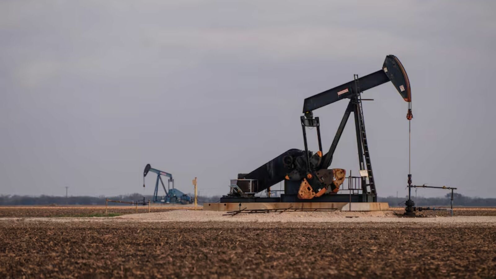 WTI sube 1.58% y cierra en 83.53 dólares por barril