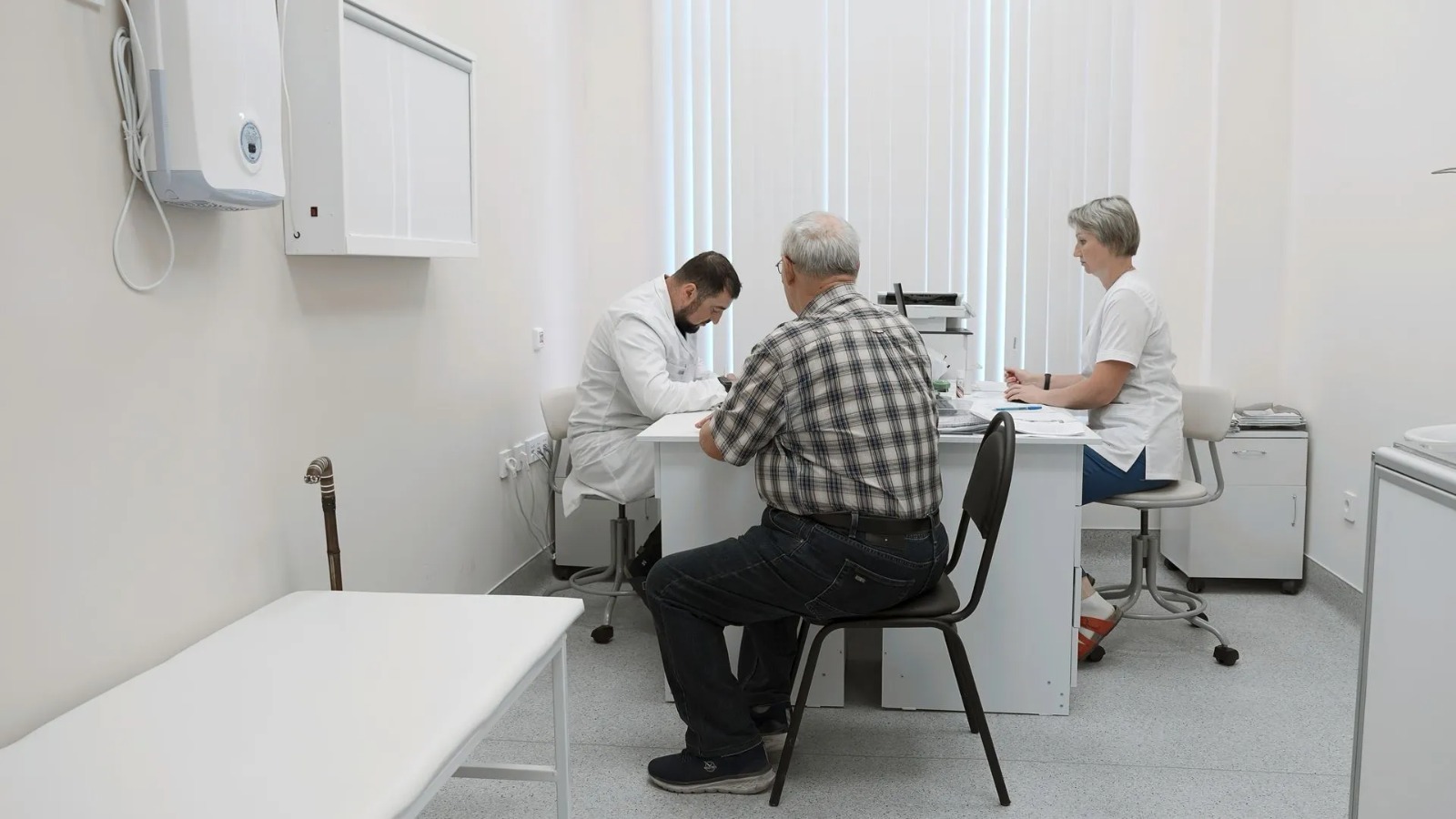 Piden reforzar el apoyo familiar a adultos mayores en consultas médicas