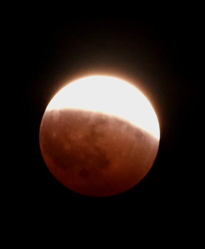 Imagen: Gabriel González Akessler La Luna se teñirá de rojo esta noche y podrá observarse a simple vista desde Monclova y todo Coahuila. Los monclovenses