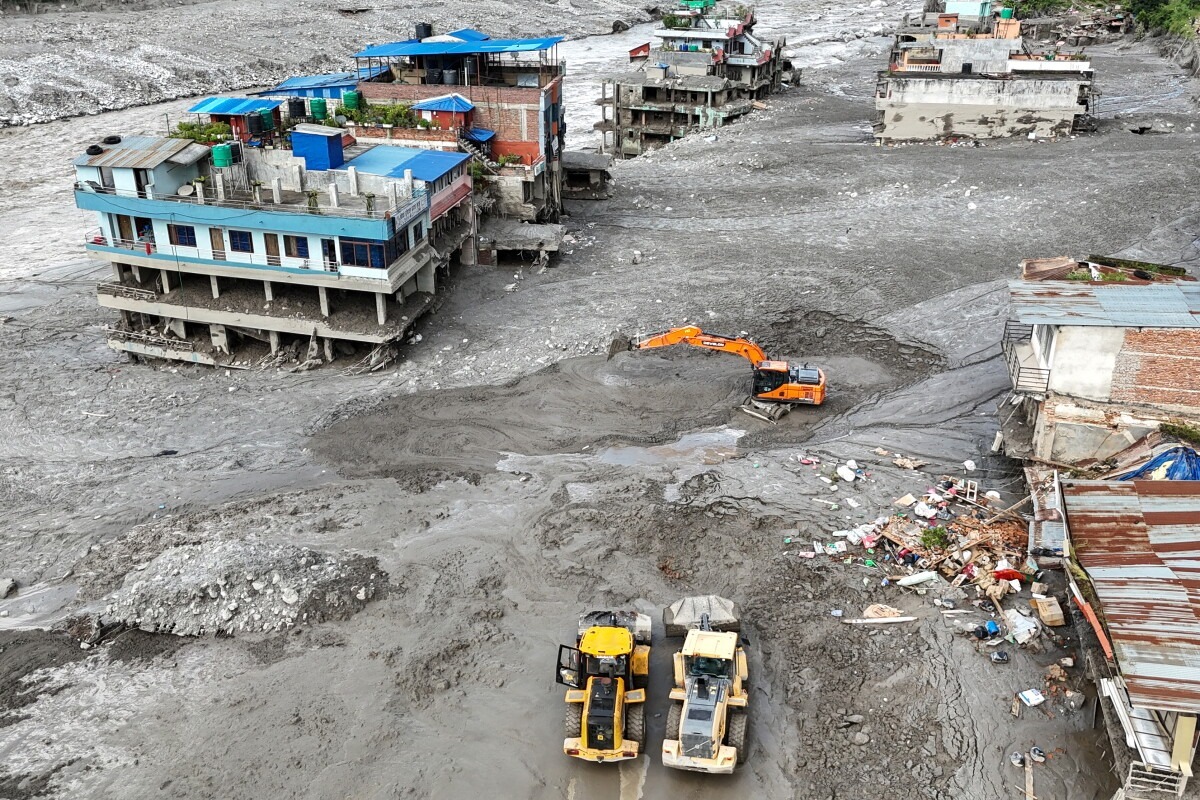 Sube a 469 la cifra de muertos por deslave en la frontera entre Tíbet y Nepal