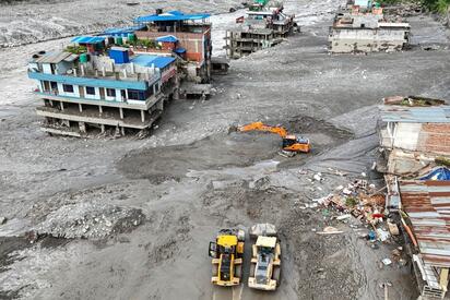 El deslave en la frontera entre Nepal y Tíbet dejó cientos de víctimas mortales y mantiene a más de mil 400 personas desaparecidas.  La cifra de muertos