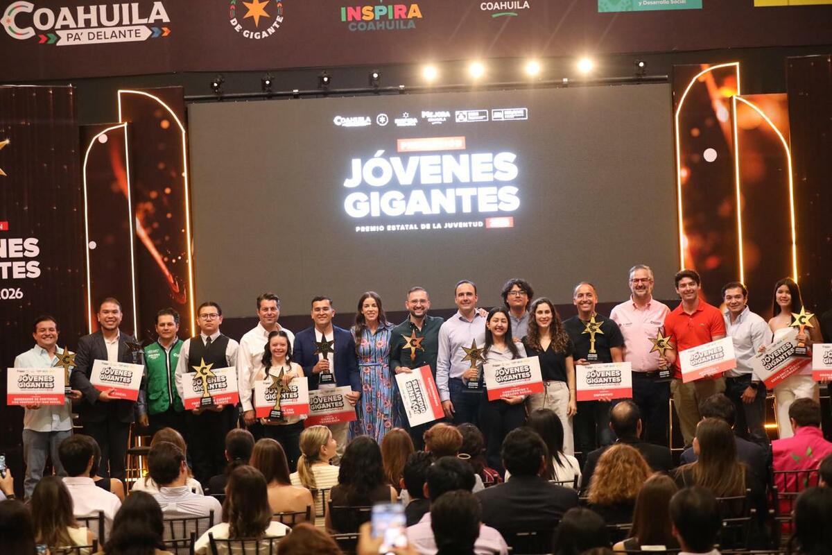 Entrega Manolo el premio estatal de  la juventud