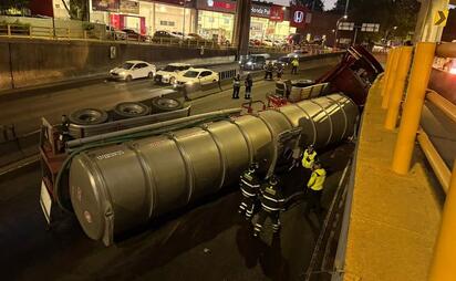 Vuelca pipa de agua y genera afectaciones viales en Periférico