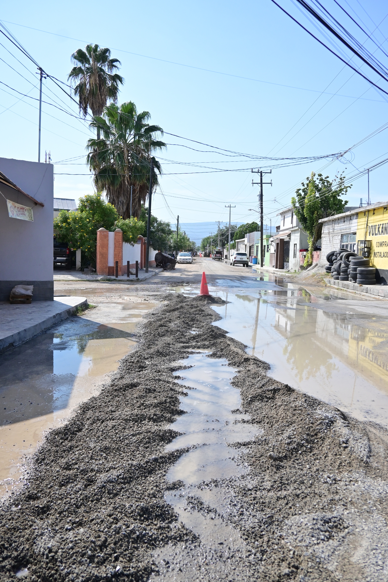 Entre agua y zanjas, así luce Plan de Ayala por obra de SIMAS