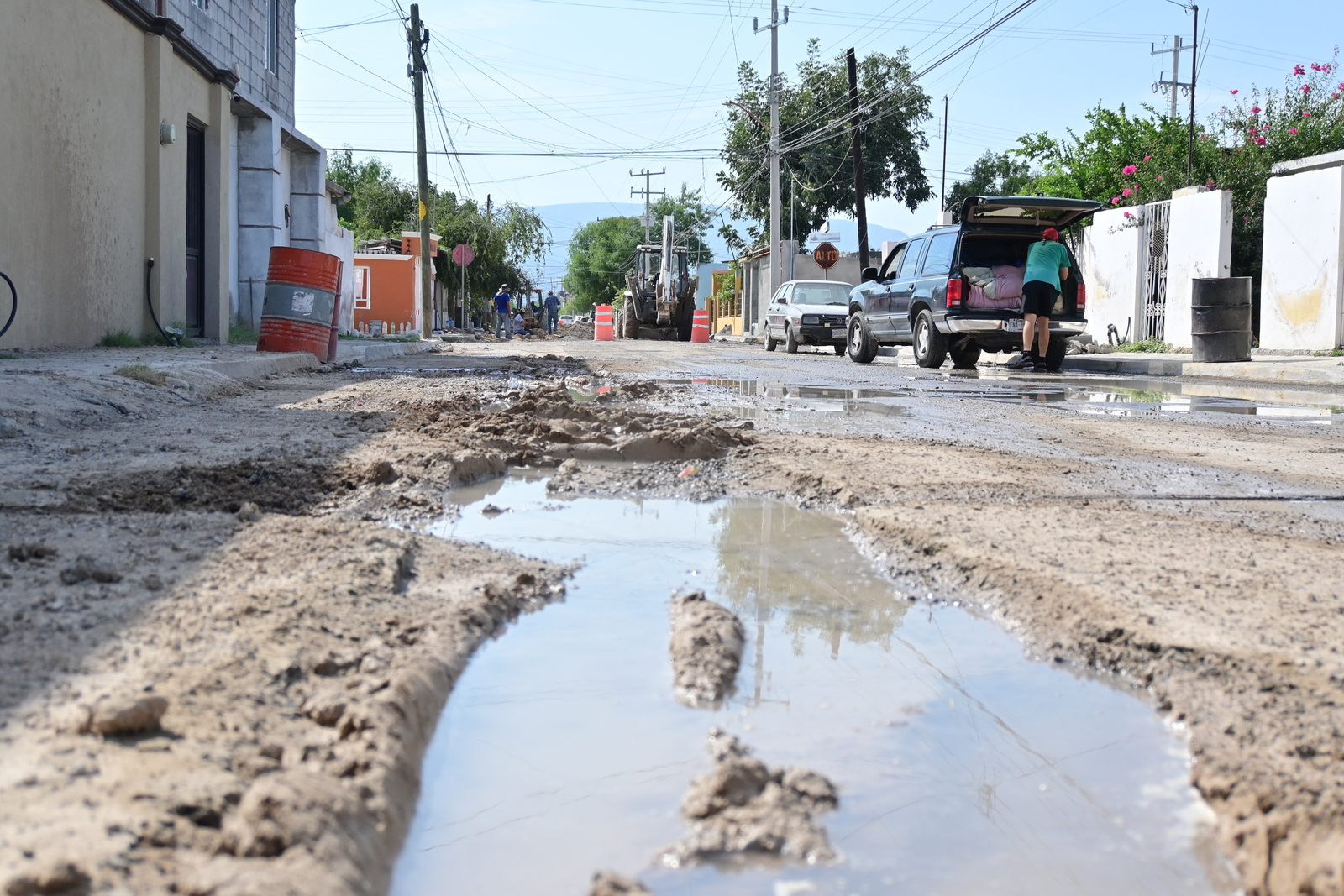 OBRA HIDRÁULICA: La calle permanece cerrada mientras avanzan los trabajos de reemplazo de tubería en la colonia San Francisco.