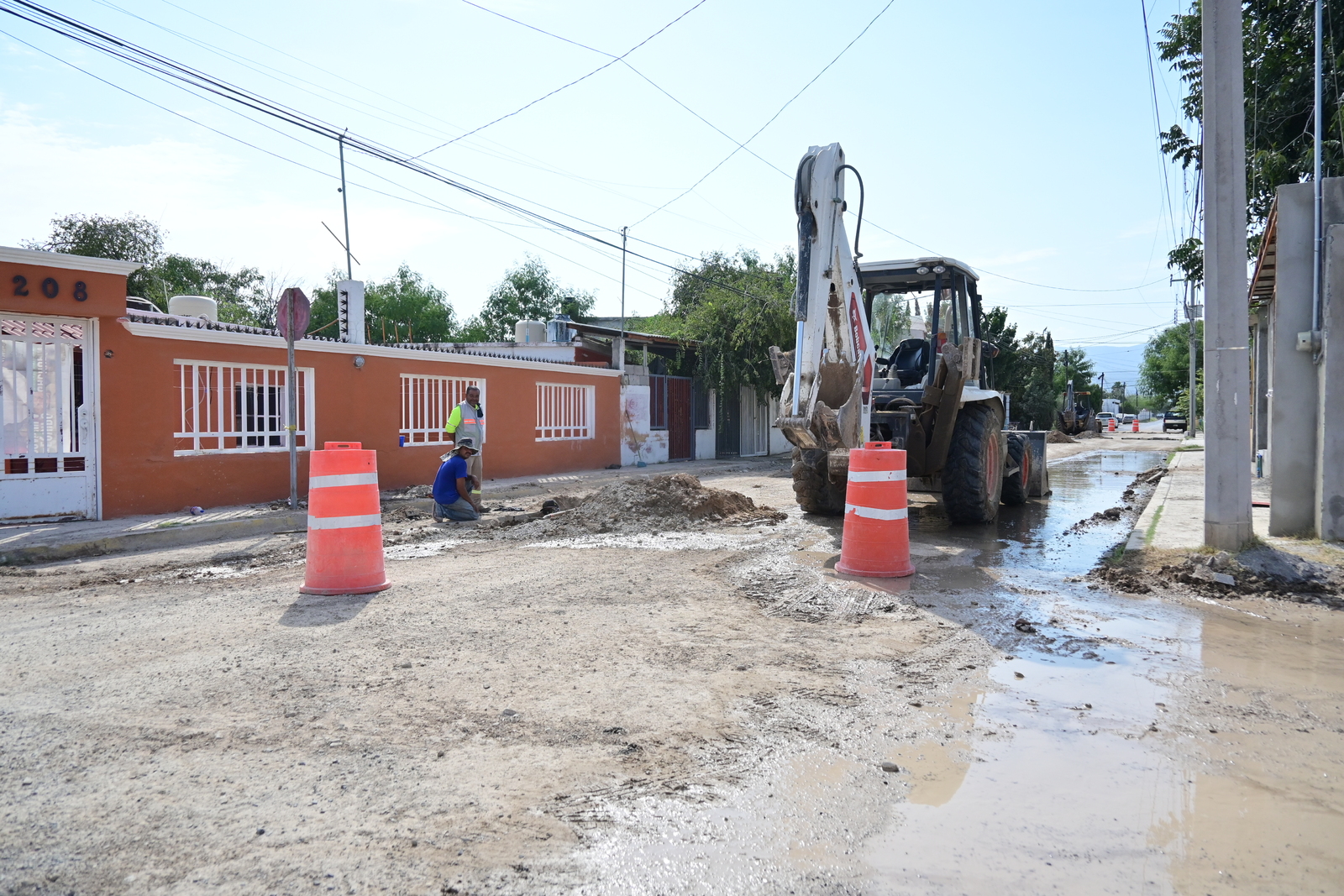 OBRA HIDRÁULICA: La calle permanece cerrada mientras avanzan los trabajos de reemplazo de tubería en la colonia San Francisco.