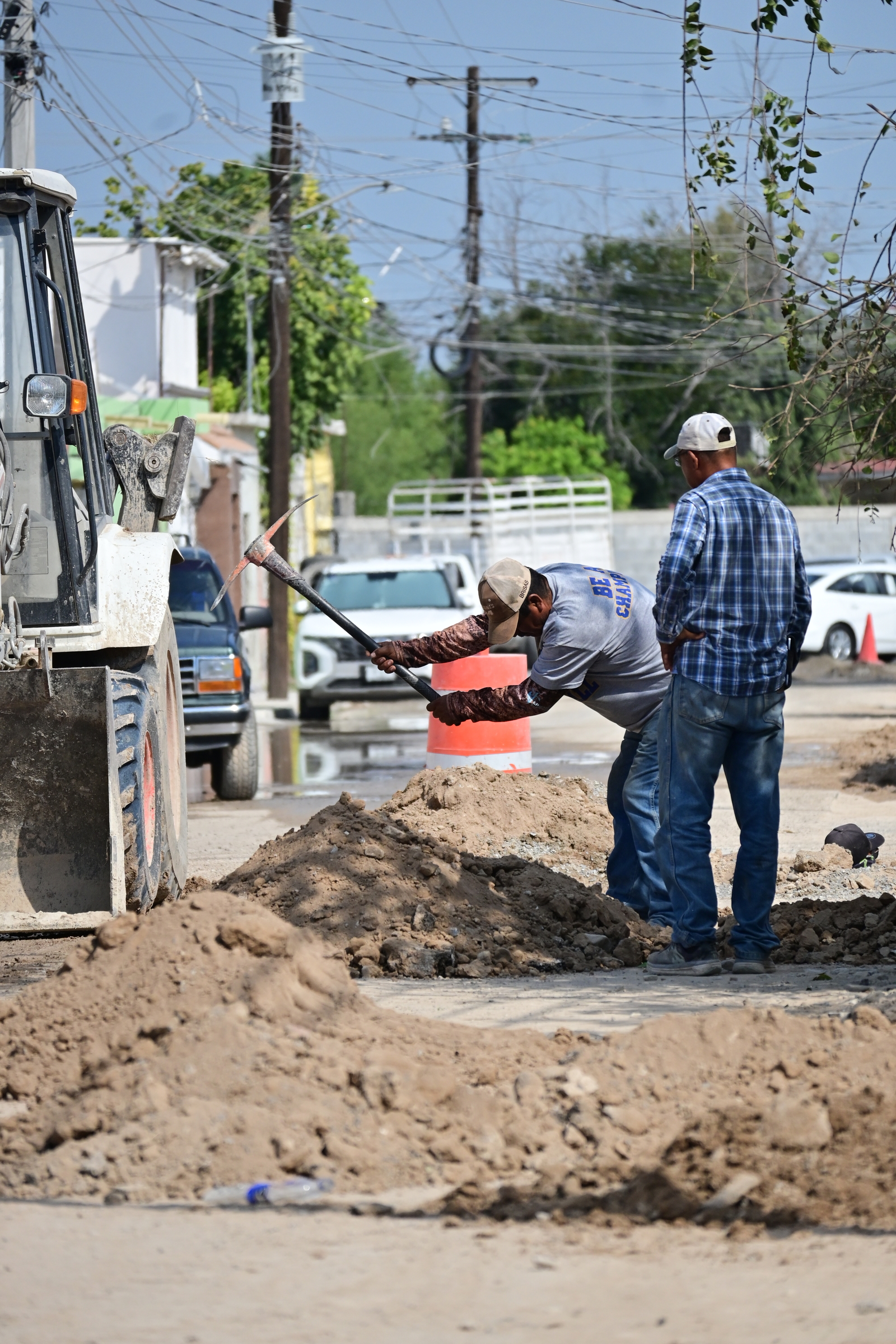 OBRA HIDRÁULICA: La calle permanece cerrada mientras avanzan los trabajos de reemplazo de tubería en la colonia San Francisco.