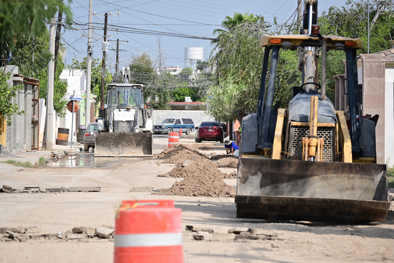 OBRA HIDRÁULICA: La calle permanece cerrada mientras avanzan los trabajos de reemplazo de tubería en la colonia San Francisco.