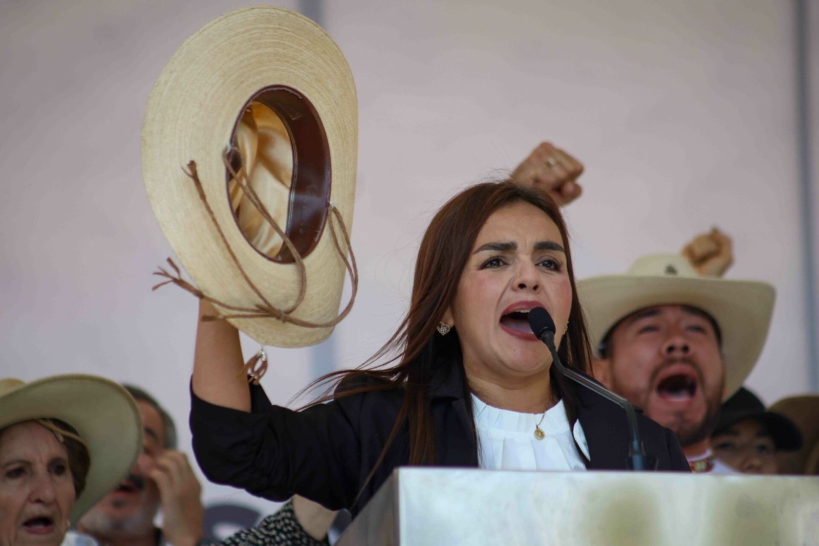 Grecia Quiroz asegura que buscan “quitarla del camino” y pide mantener la lucha