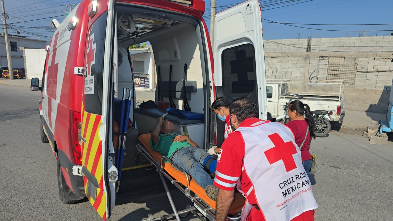 Taxista provoca fuerte choque y deja a motociclista con probable fractura expuesta