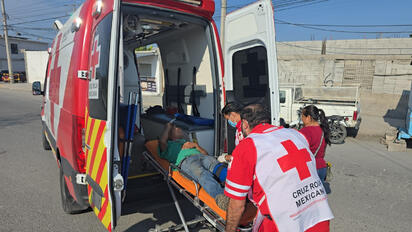 Taxista provoca fuerte choque y deja a motociclista con probable fractura expuesta