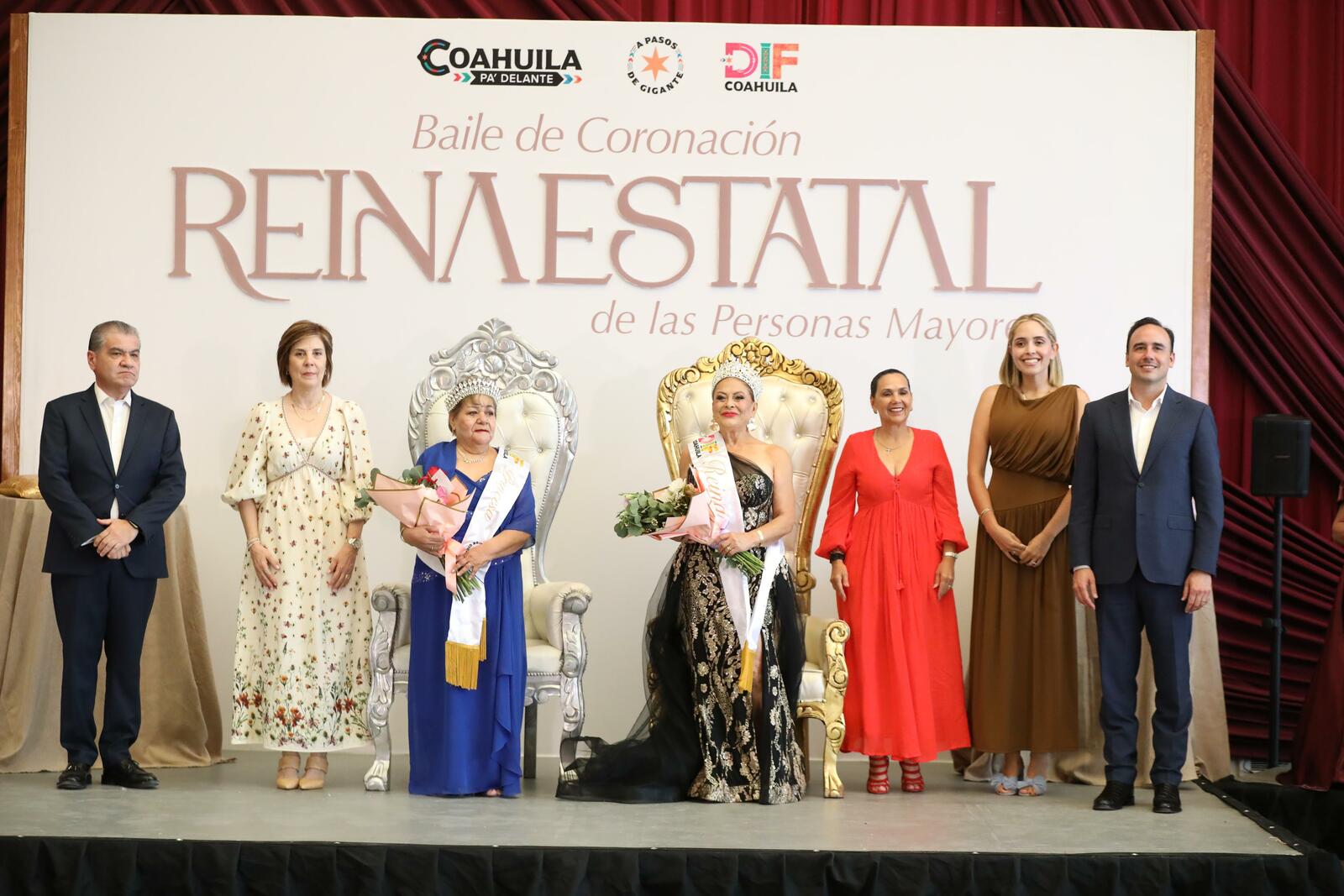 Corona Manolo Jiménez a reina de los adultos mayores de Coahuila