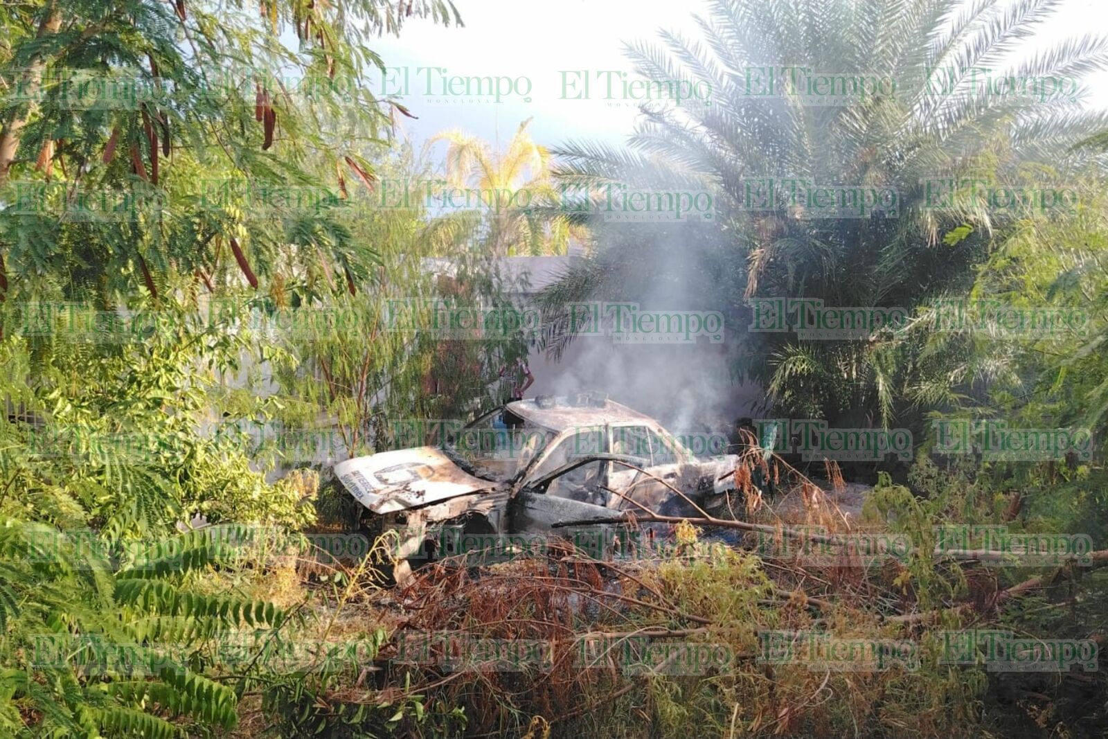 Incendio revela taxi desmantelado abandonado en pleno Centro de Monclova