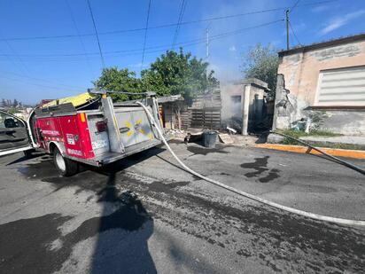 Reportan casa en llamas y movilizan a bomberos en la colonia La Amistad de Monclova