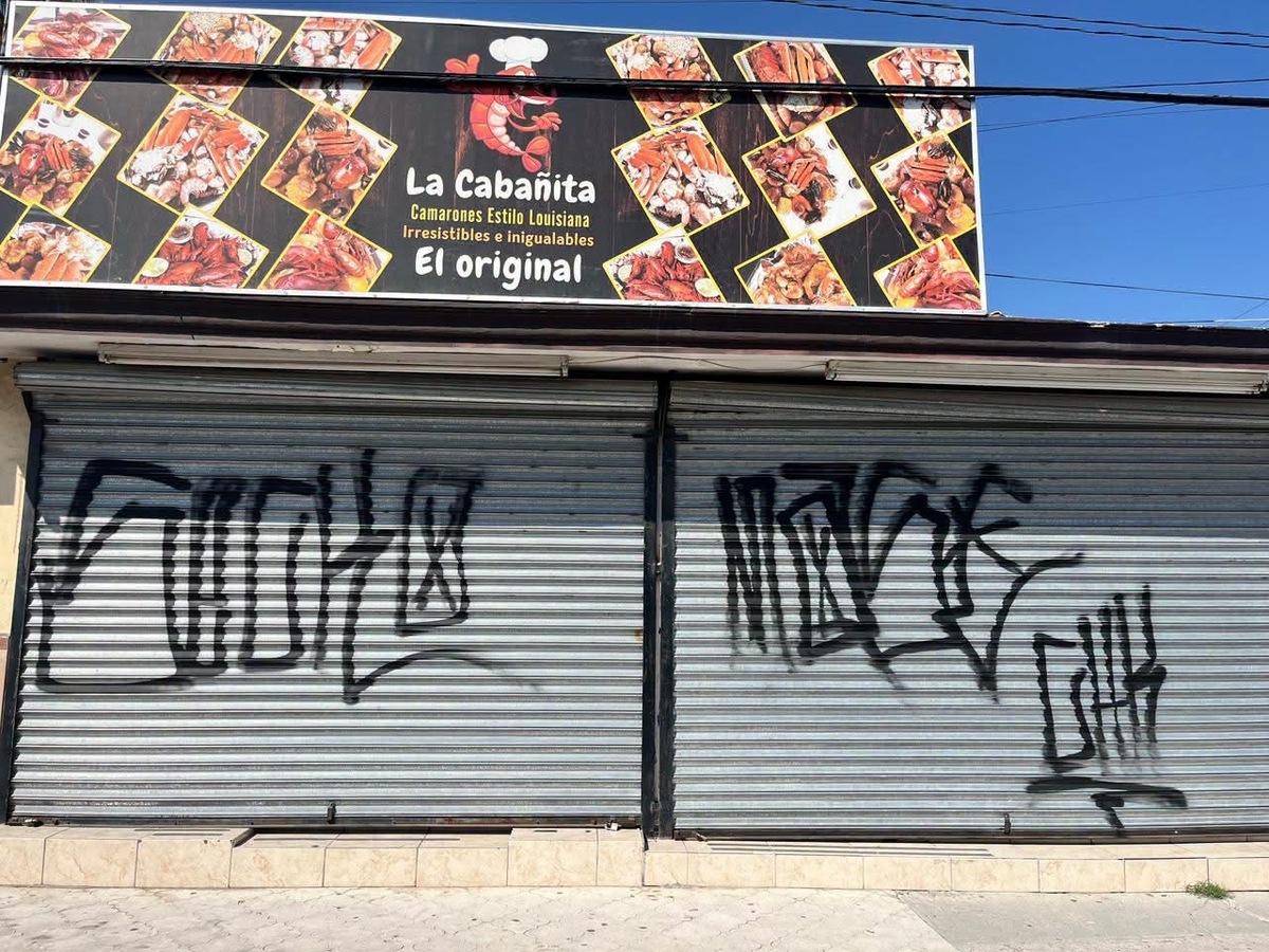Denuncian daños por graffiti en negocio de la colonia San José