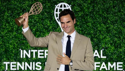    Roger Federer entró en el Salón de la Fama del Tenis en Newport en una emotiva ceremonia, donde recordó sus inicios, agradeció a su esposa Mirka y pidió