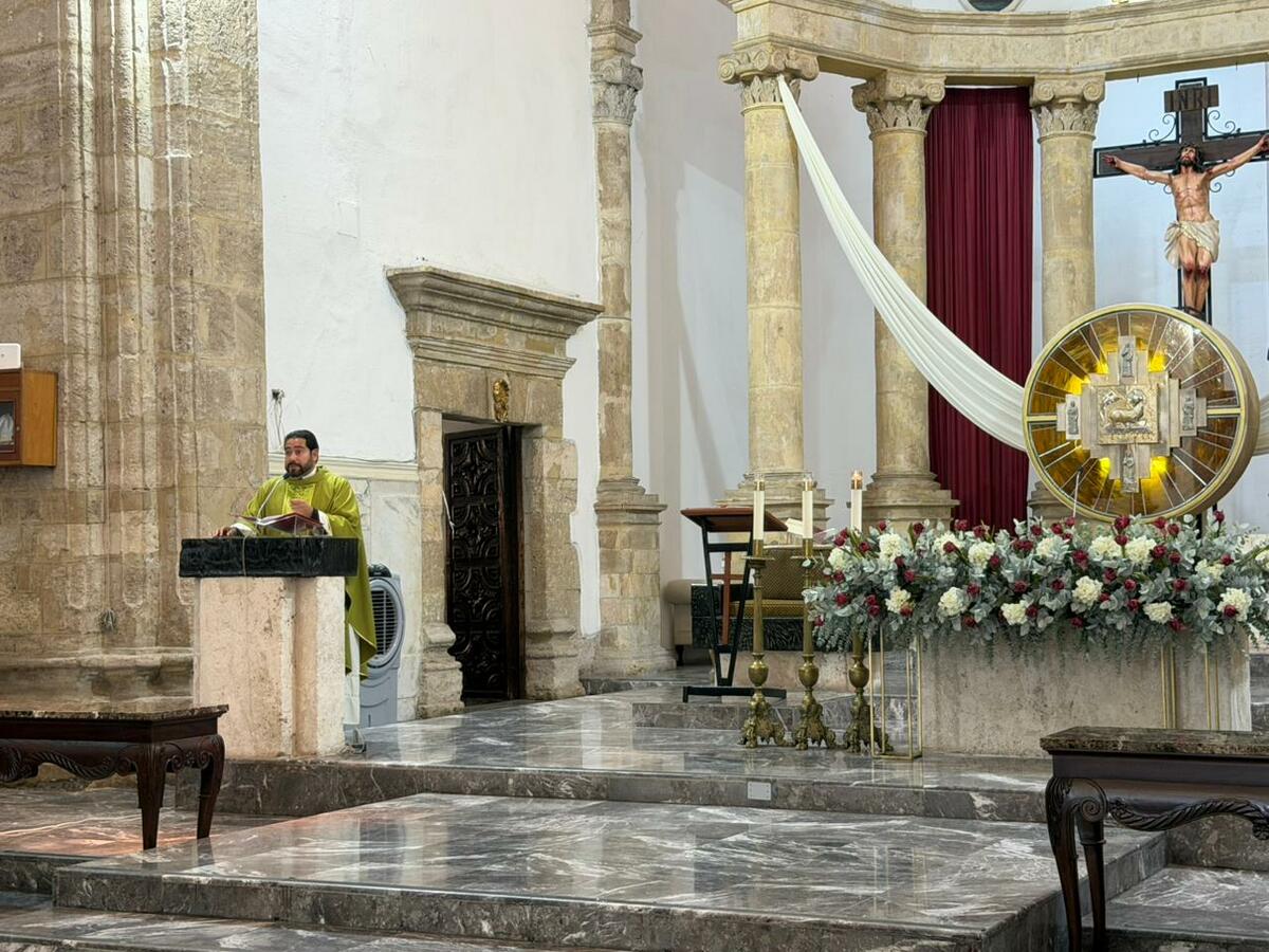 Padre llama a seguir el camino de Jesús pese a las dificultades